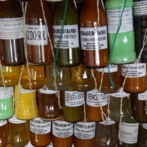 Mix de desejos envidraçado: garrafas expostas na barraca da Socorro