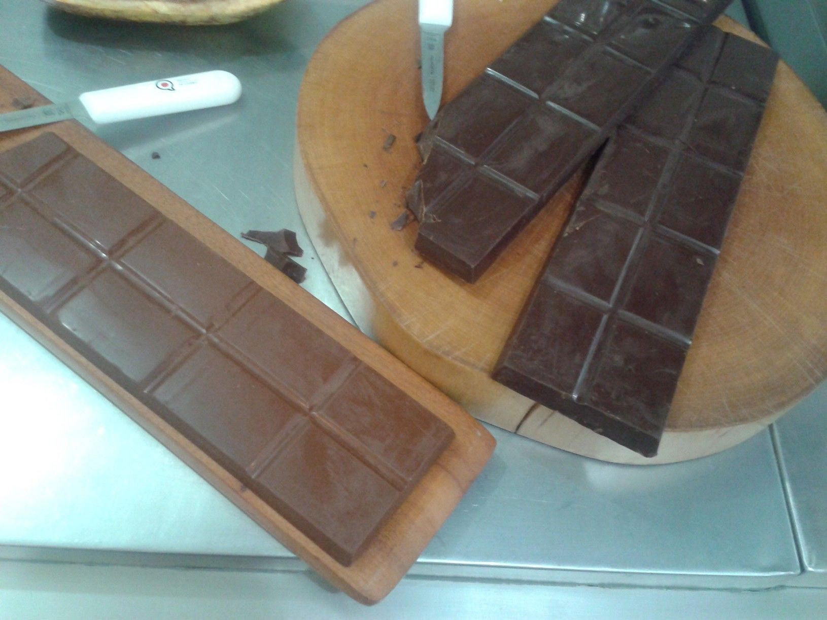 Barra de chocolate de cacau catongo é mais clara que a dos chocolates feitos a partir de cacau comum