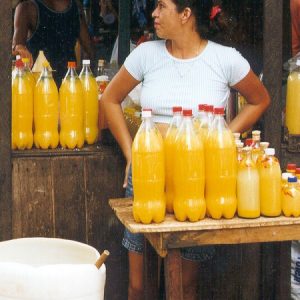 Venda de tucupi no Ver-o-Peso, em Belém. (Foto: Luiz Joaquim Castelo Branco Carvalho)