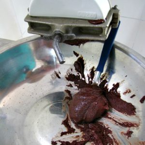 Massa que dá origem ao chocolate 100% do Combu. (Foto: Antonia Padvaiskas)